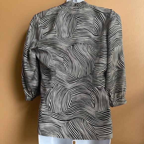Trina Turk Black and White 100% Silk Swirl Blouse Size Small - Picture 16 of 16
